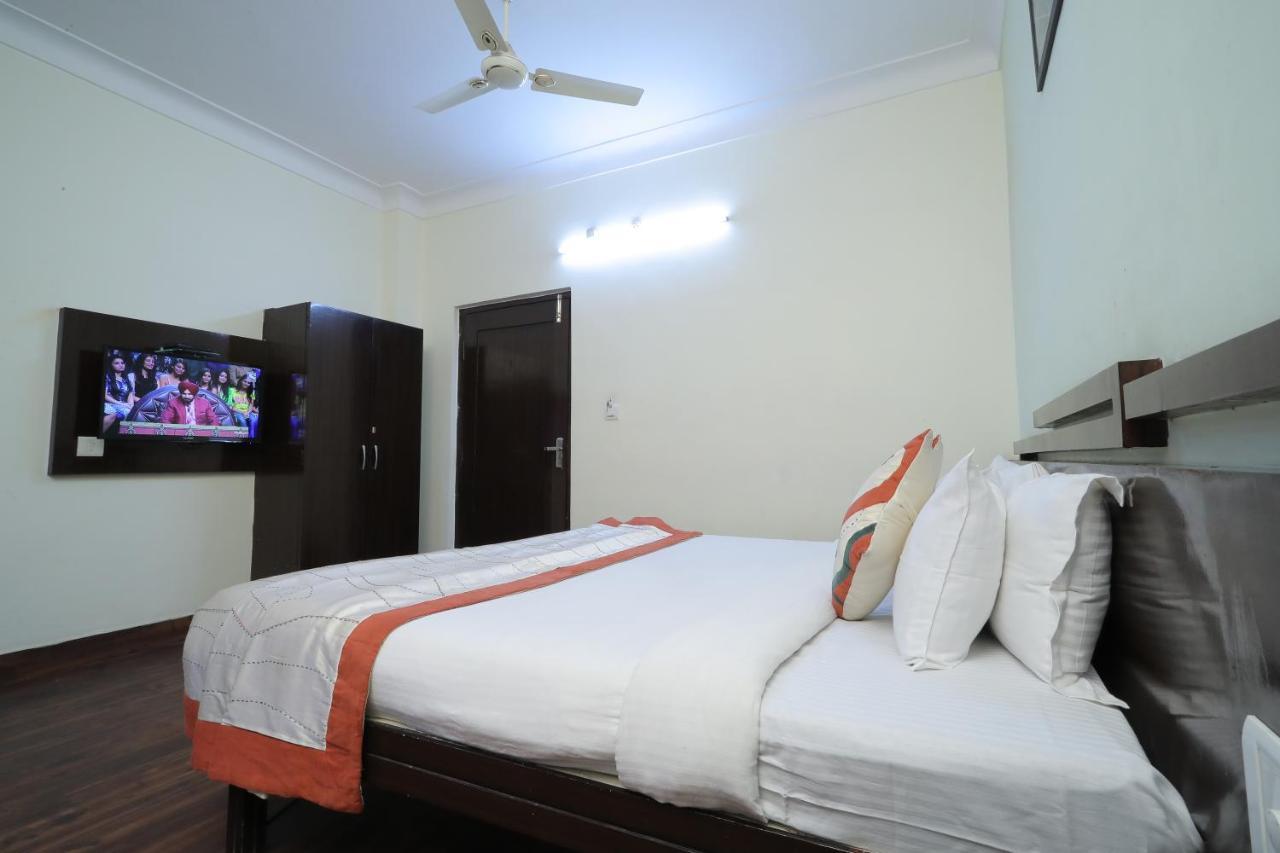 Hotel Vivek Continental Гвалиор Экстерьер фото