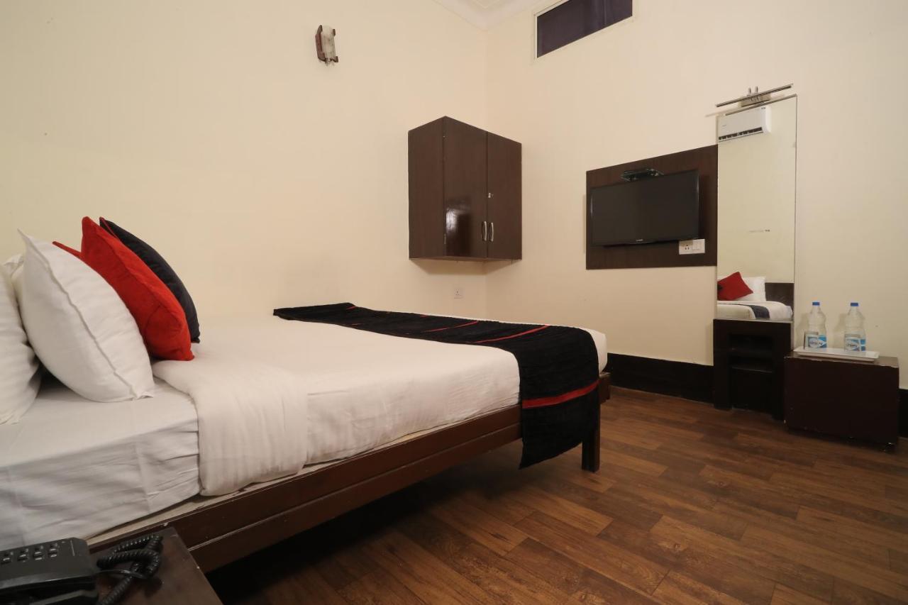 Hotel Vivek Continental Гвалиор Экстерьер фото